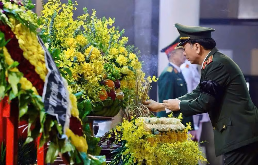 Đảng ủy Công an Trung ương, lãnh đạo Bộ Công an viếng nguyên Chủ tịch nước Trần Đức Lương -0