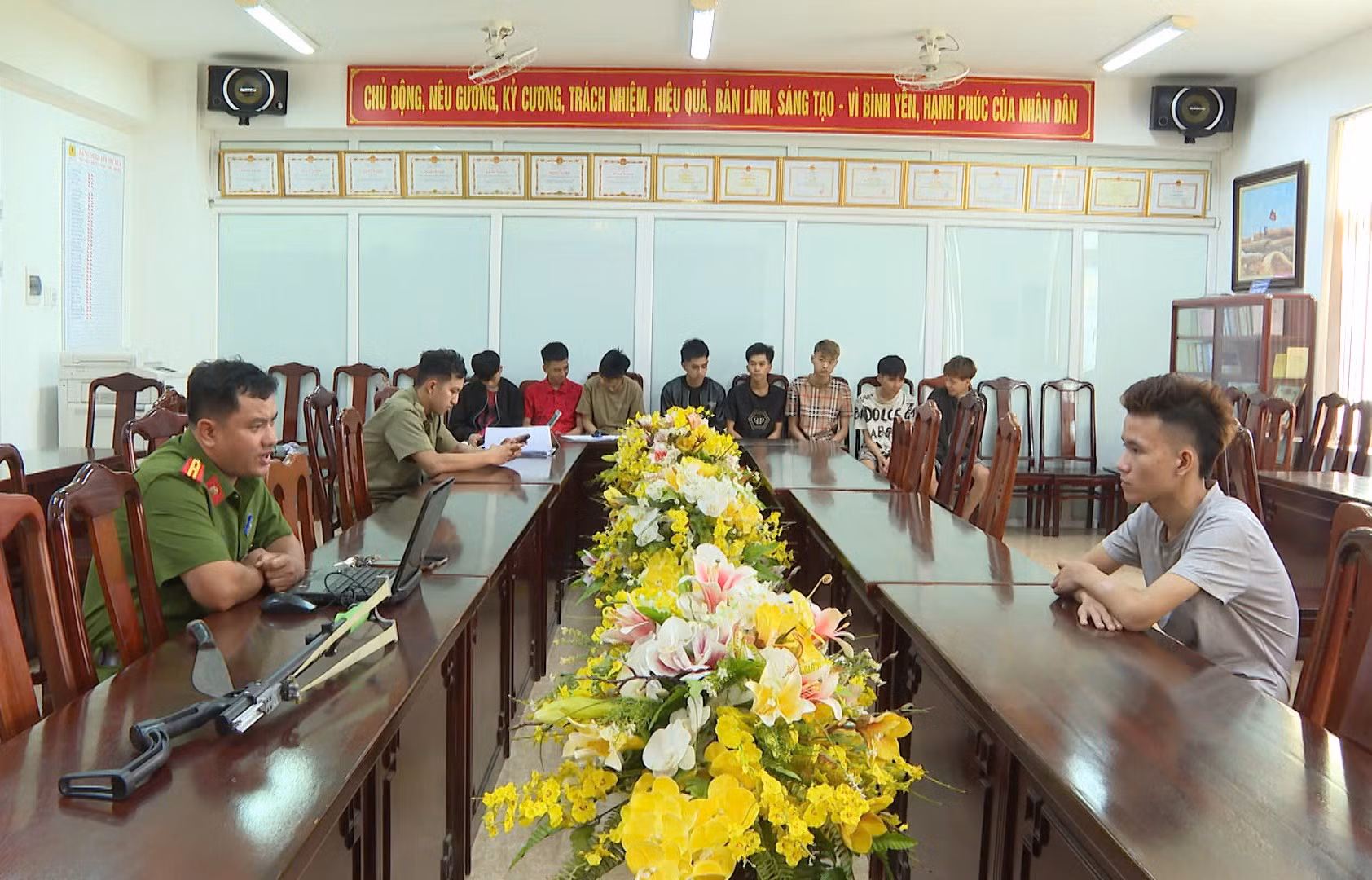 Làm rõ nhóm thanh, thiếu niên mang hung khí gây náo loạn đường phố -0