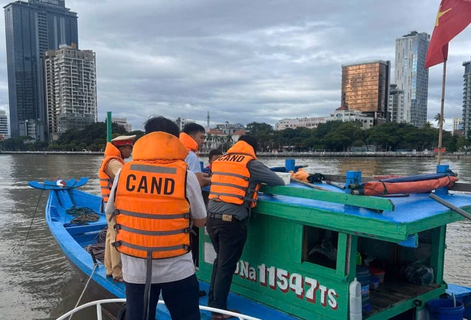 Cảnh sát giao thông Đà Nẵng nâng cao kỹ năng điều khiển phương tiện thủy và cứu nạn, cứu hộ trên sông -2
