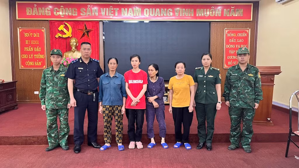 Bắt 4 phụ nữ vận chuyển ngoại tệ, tương đương hơn 1 tỷ đồng qua biên giới -0