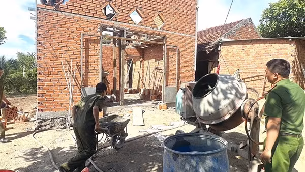 Công an xã trên địa bàn tỉnh Đắk Nông nỗ lực chung tay xóa nhà tạm, nhà dột nát