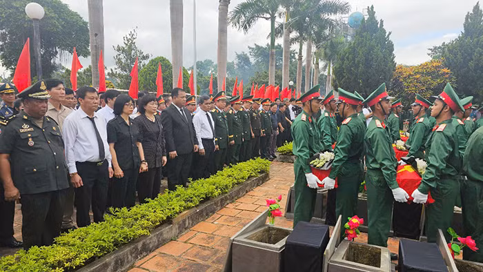 Truy điệu, an táng 23 Liệt sĩ quân tình nguyện và chuyên gia Việt Nam -0