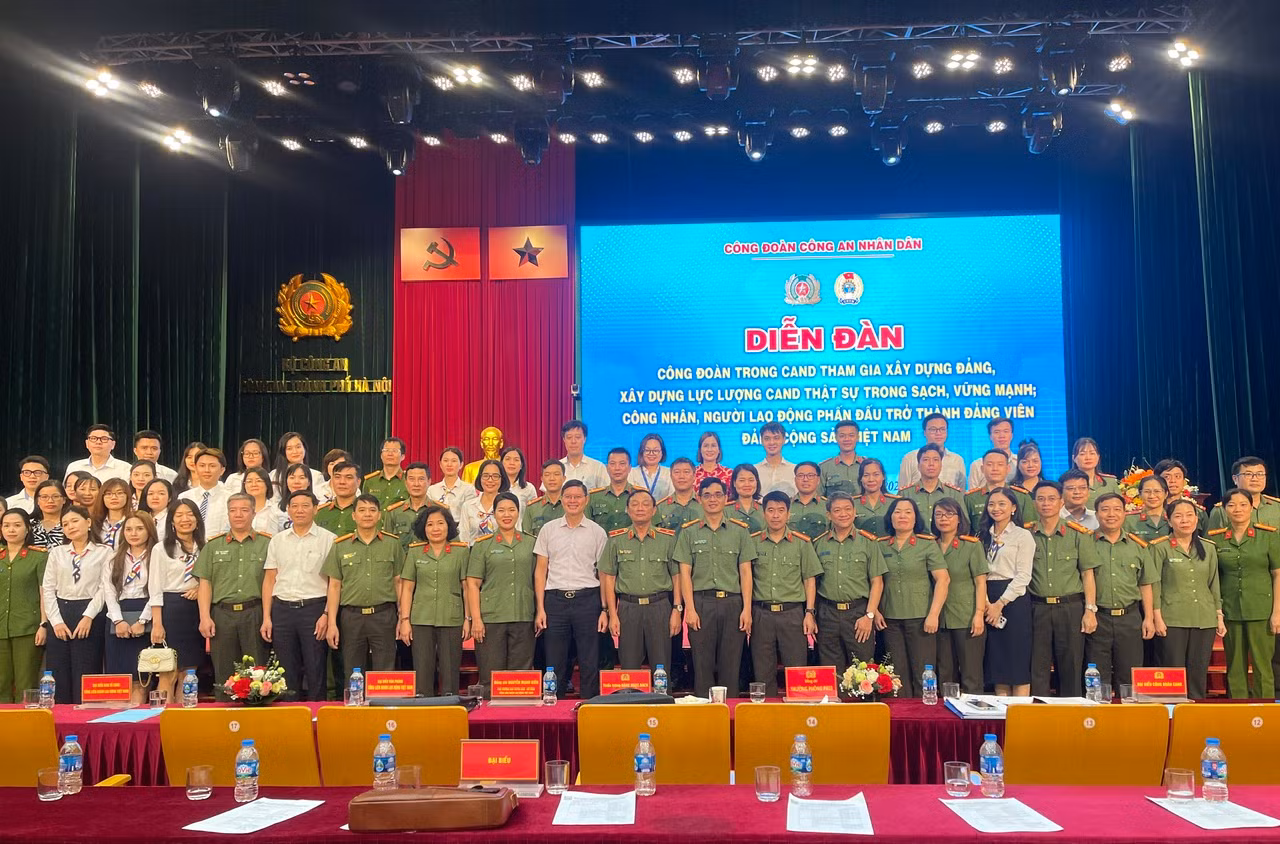 Diễn đàn trực tuyến Công nhân, người lao động trong CAND góp ý xây dựng Đảng và phấn đấu trở thành đảng viên -0