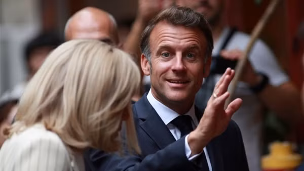 Tổng thống Macron và phu nhân giao lưu với người dân Thủ đô trước khi rời Việt Nam