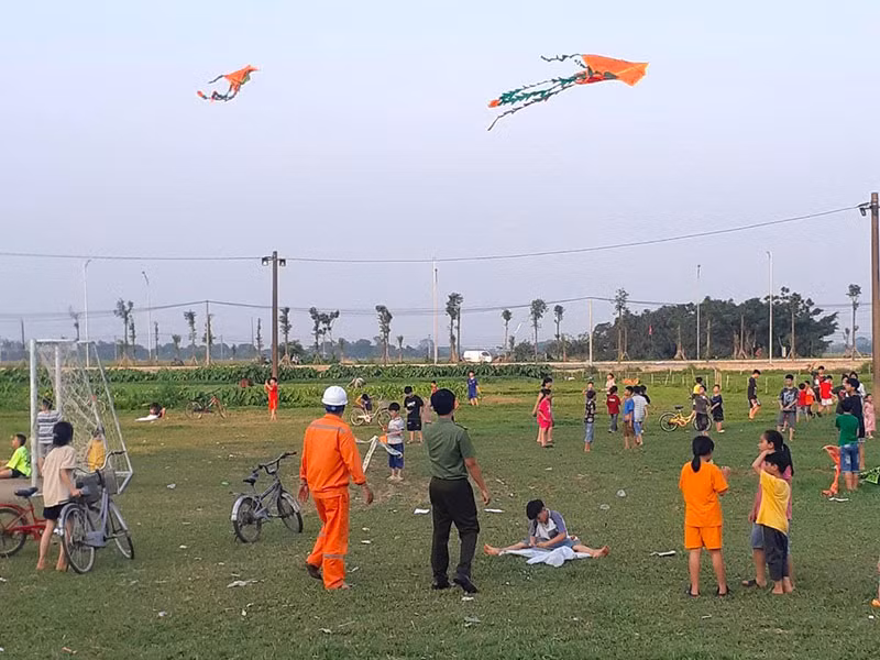 EVNHANOI khuyến cáo tai nạn từ các vụ thả diều gần đường dây điện -0