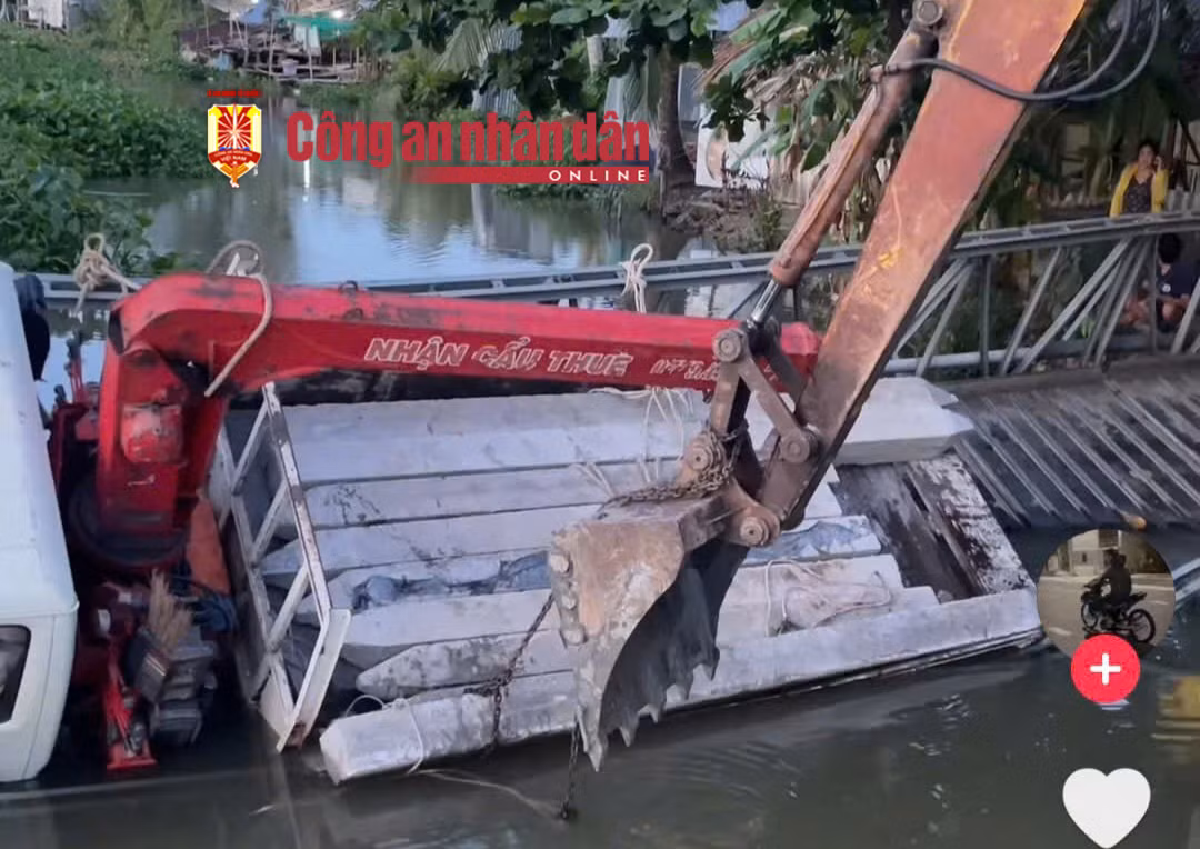 Ô tô chở cọc bê tông làm sập cầu nông thôn ở Sóc Trăng -1