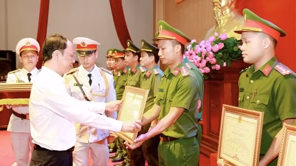 Công an Nghệ An khen thưởng các tập thể, cá nhân có thành tích xuất sắc