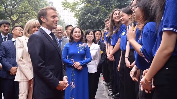 Tổng thống Pháp Emmanuel Macron và phu nhân giao lưu với sinh viên Hà Nội
