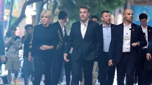Tổng thống Pháp Emmanuel Macron và phu nhân dạo phố cổ Hà Nội