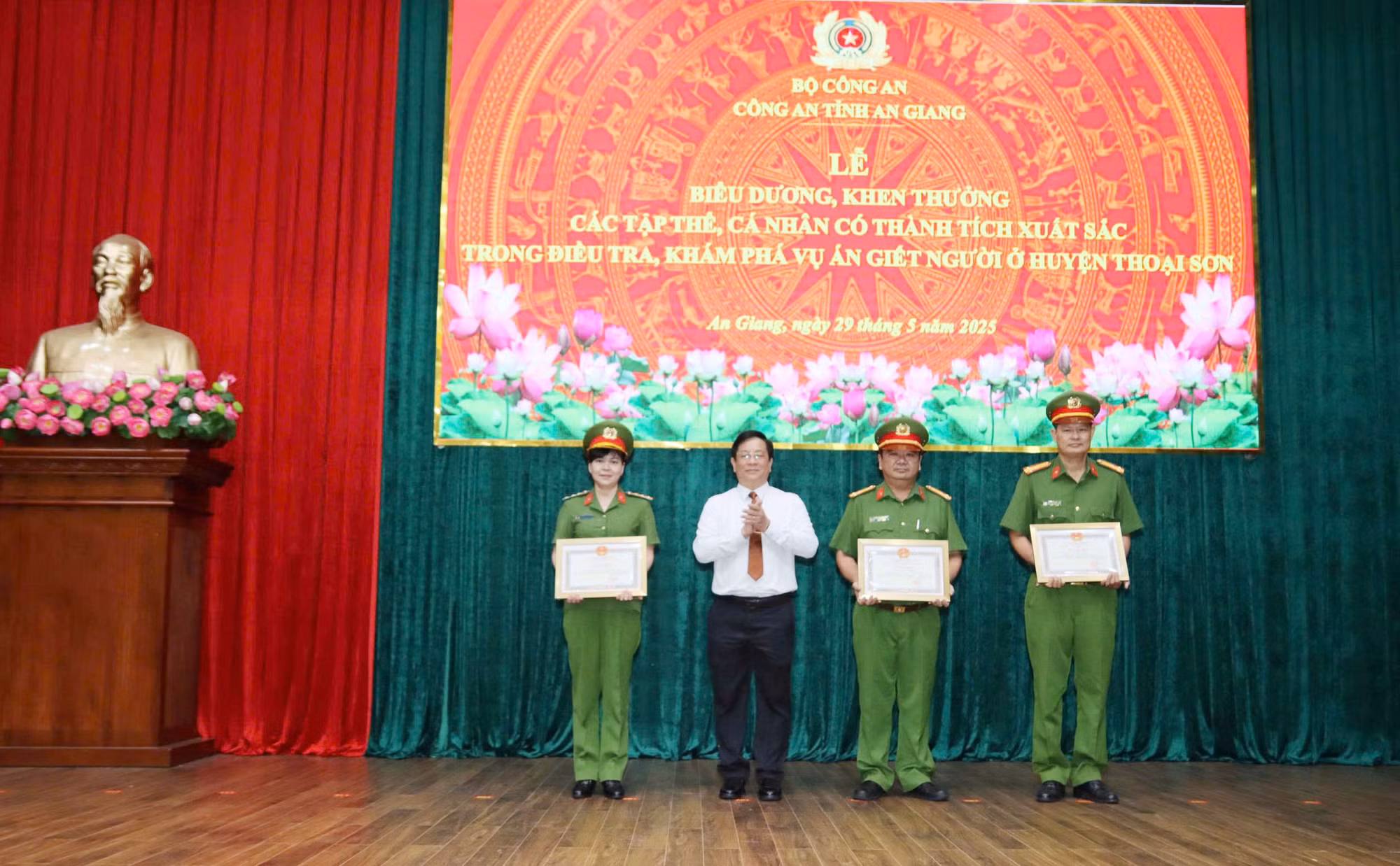 Khen thưởng các tập thể, cá nhân khám phá nhanh vụ án Phó Chủ tịch hội Nông dân xã bị sát hại -0