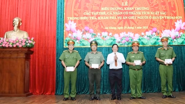 Khen thưởng các tập thể, cá nhân khám phá nhanh vụ án sát hại Phó Chủ tịch hội Nông dân xã