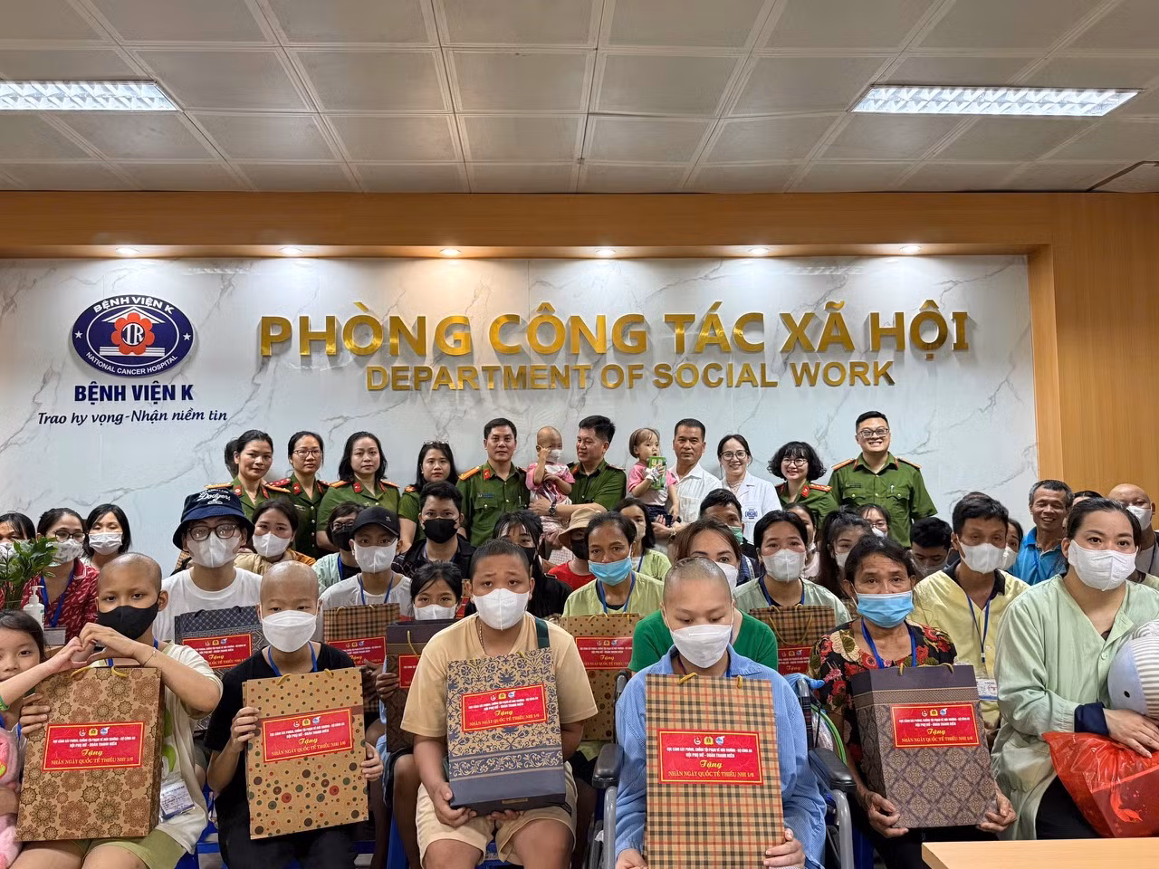 Cục Cảnh sát môi trường trao 70 suất quà động viên các bệnh nhi tại Bệnh viện K Trung ương. -0