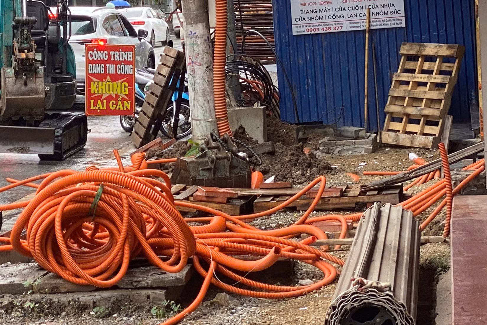 Ngang nhiên đưa máy xúc phá dỡ công trình đang thi công -0