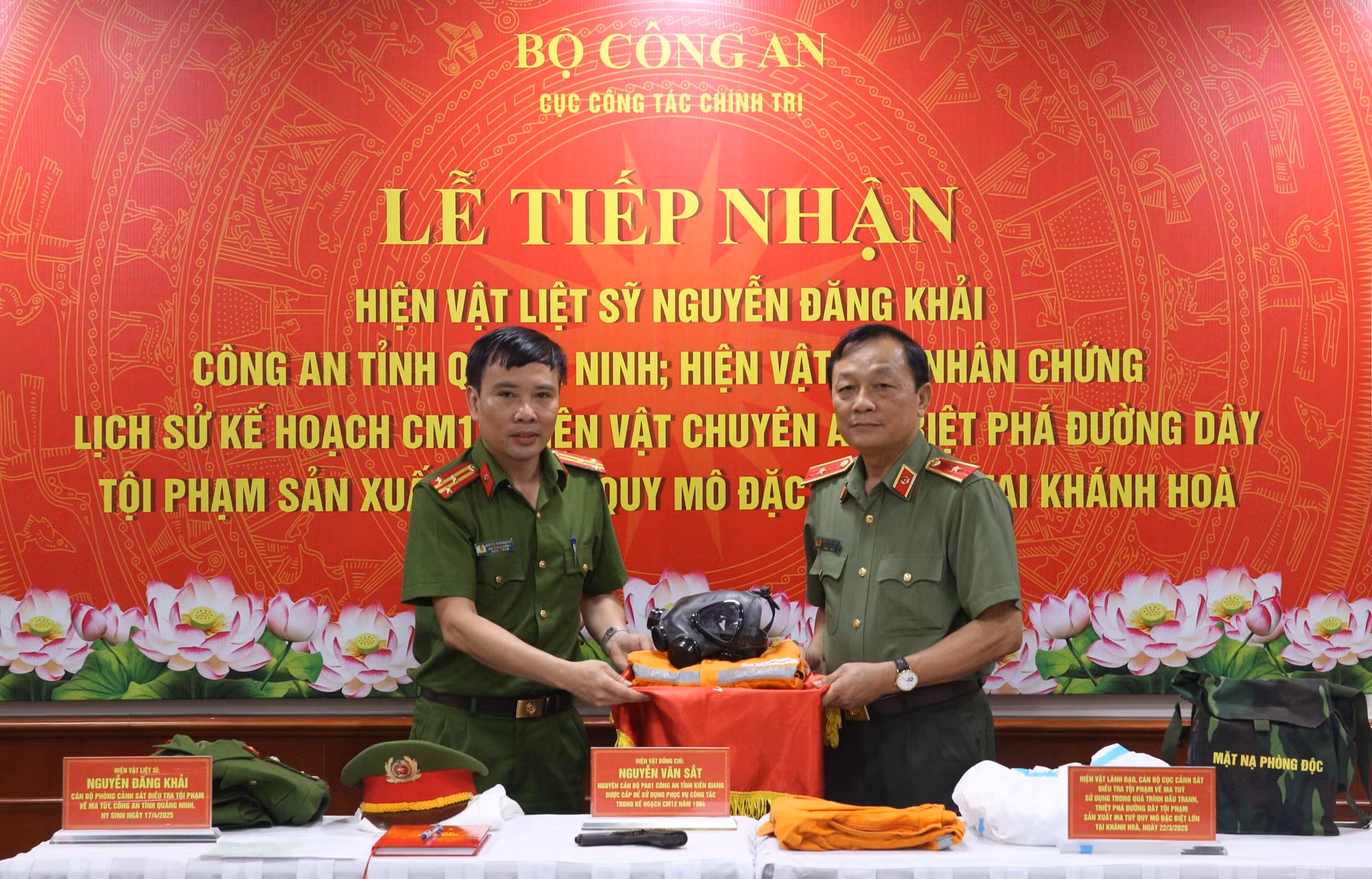 Tiếp nhận hiện vật được sử dụng trong nhiều chuyên án lớn của lực lượng CAND -0