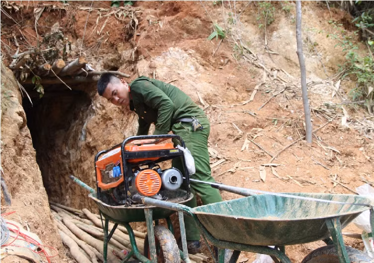 Xâm nhập “đại công trường” khai thác vàng trái phép trong rừng phòng hộ -0