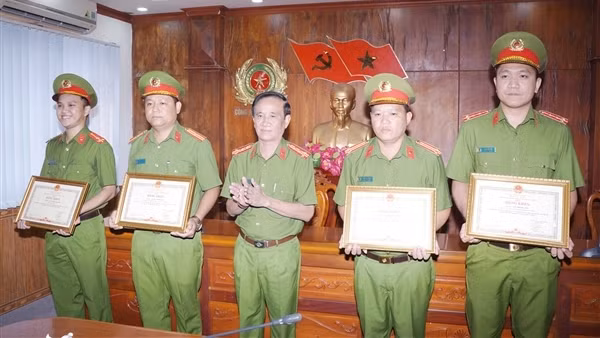 Khen thưởng tập thể, cá nhân bắt nóng 2 tên cướp nghiện ma tuý