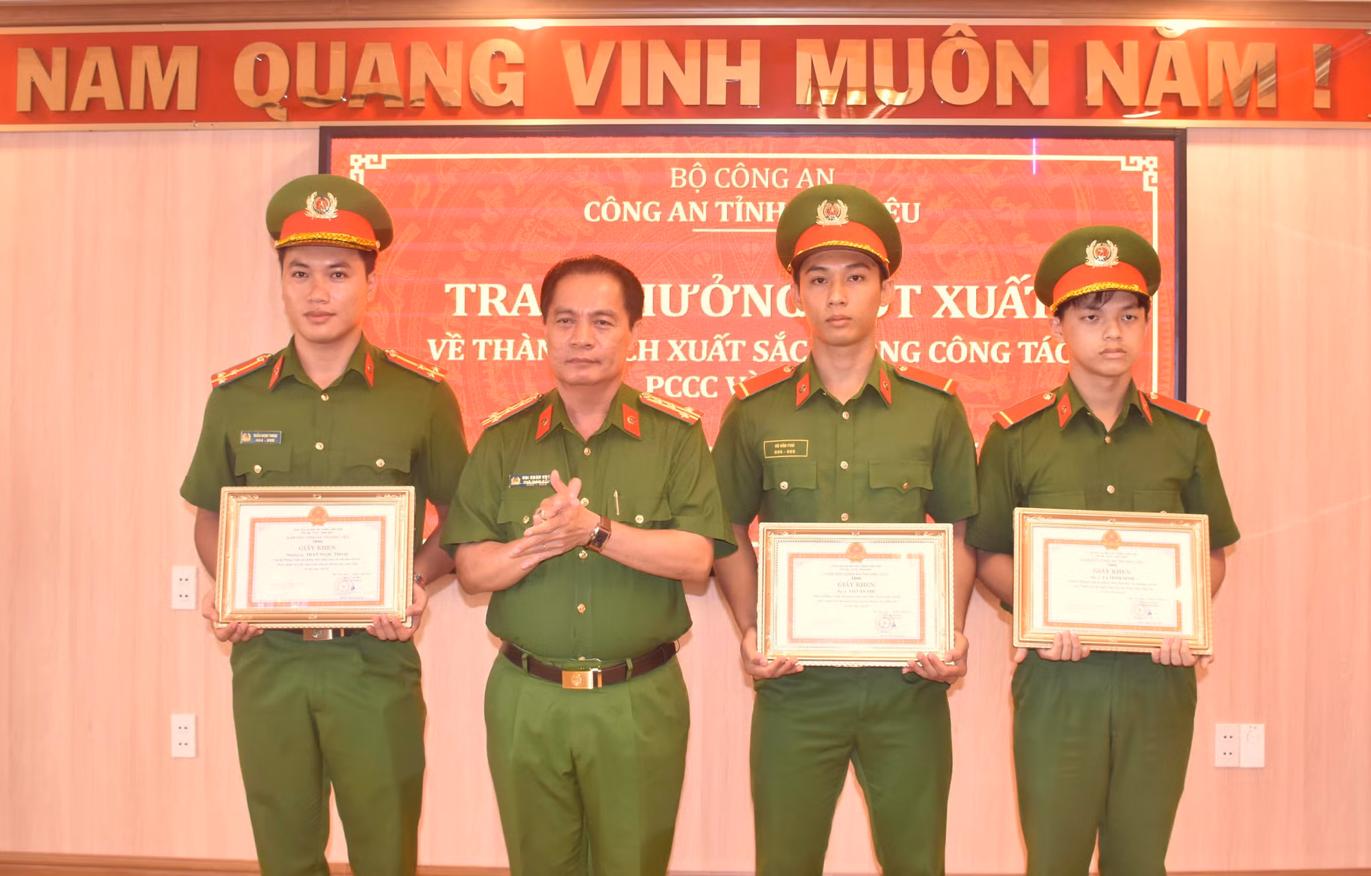 Khen thưởng tập thể, cá nhân có thành tích dập tắt vụ cháy trong bệnh viện -0