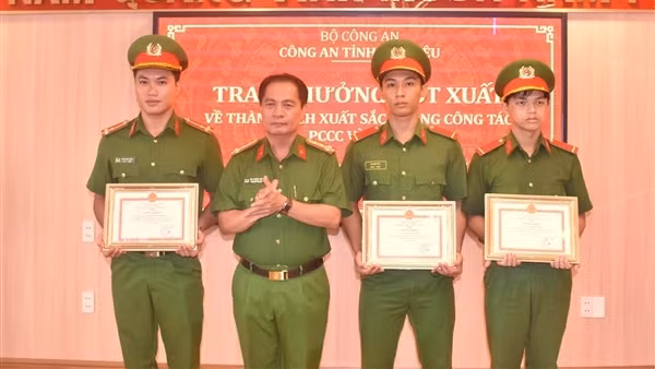 Khen thưởng tập thể, cá nhân có thành tích dập tắt vụ cháy trong bệnh viện