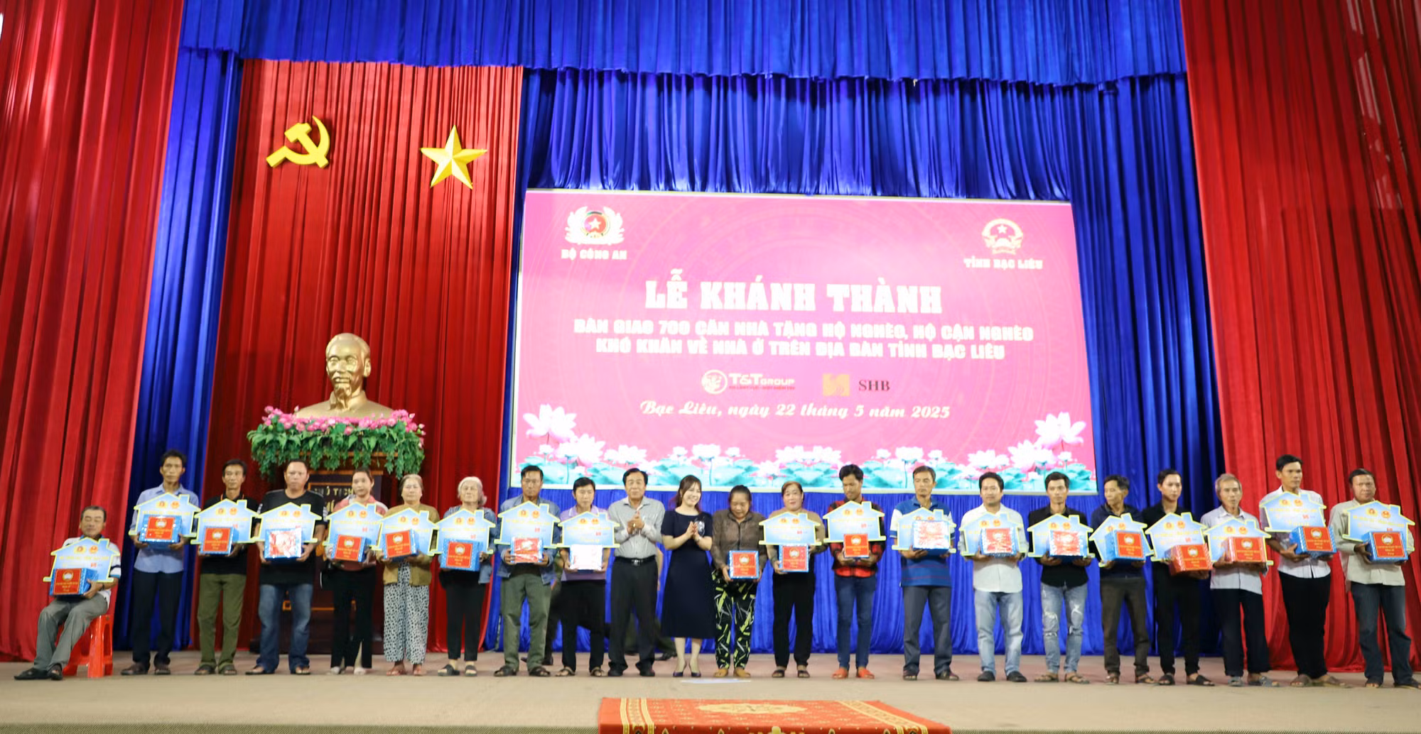 Bàn giao 700 căn nhà tặng các hộ gia đình khó khăn về nhà ở trên địa bàn tỉnh Bạc Liêu -1