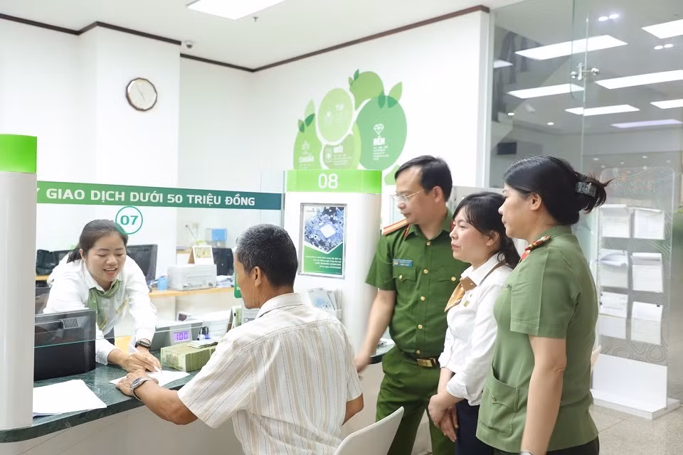 Suýt mất gần 300 triệu đồng vì dính bẫy đối tượng giả danh Công an gọi điện lừa đảo -0