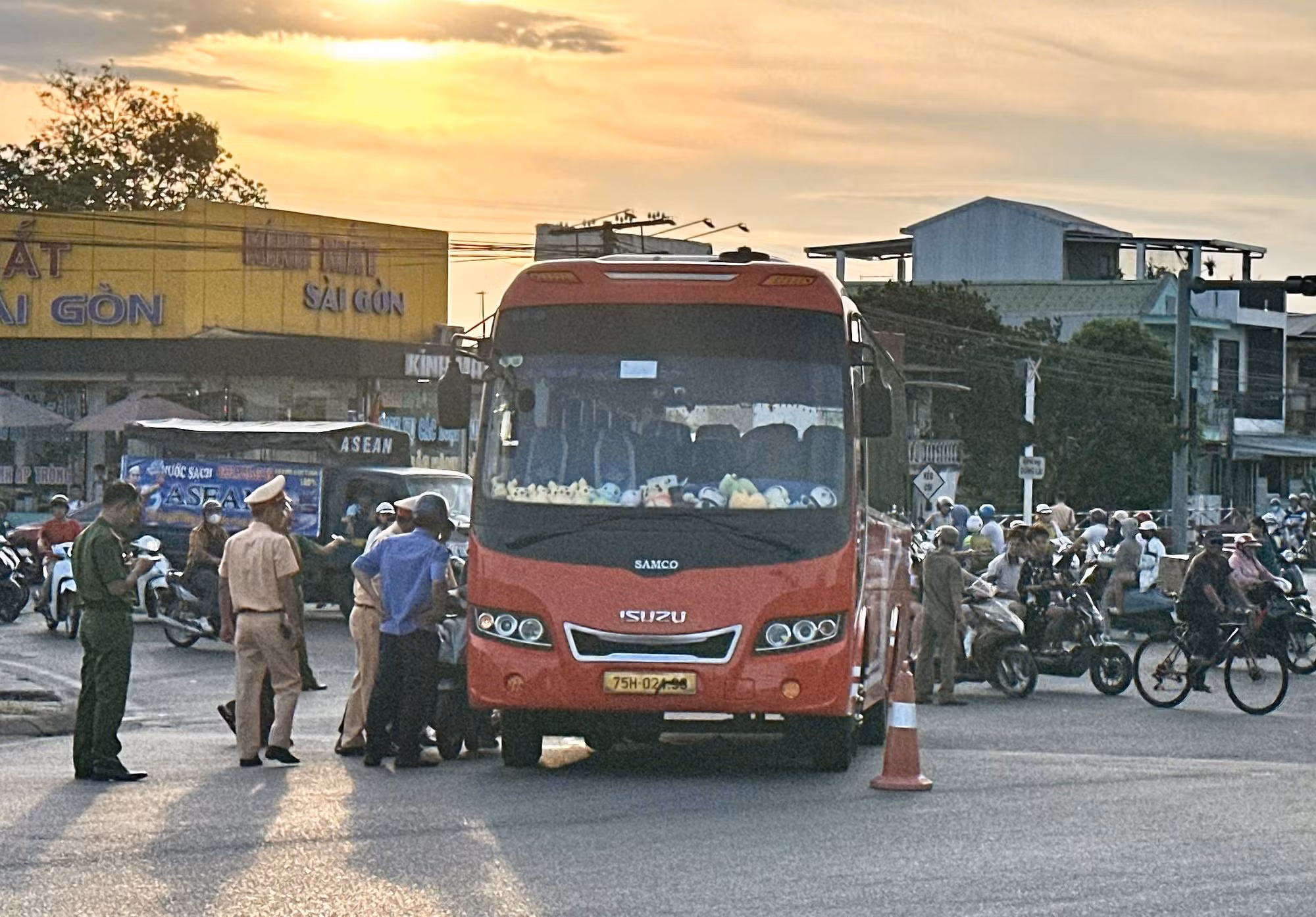 2 mẹ con tử vong thương tâm sau va chạm với xe khách -0