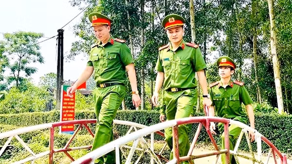 Công an xã biên giới vinh dự nhận Cờ thi đua của Chính phủ
