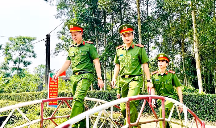 Công an xã biên giới vinh dự nhận Cờ thi đua của Chính phủ -0