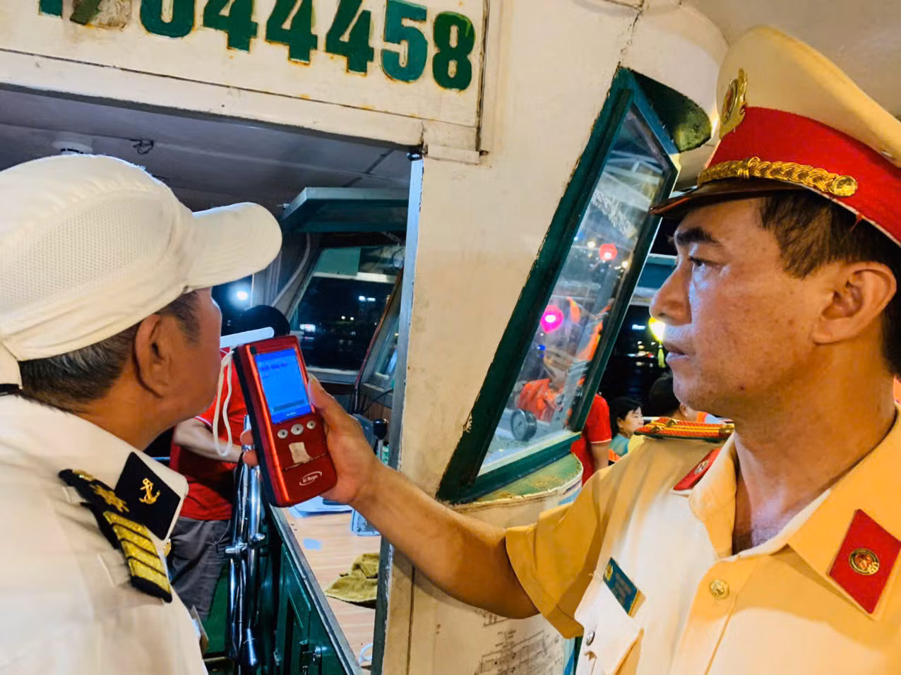 Cảnh sát giao thông Đà Nẵng nâng cao kỹ năng điều khiển phương tiện thủy và cứu nạn, cứu hộ trên sông -2