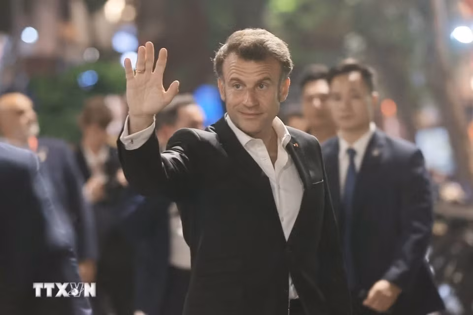Tổng thống Pháp Emmanuel Macron và phu nhân dạo phố cổ Hà Nội -1