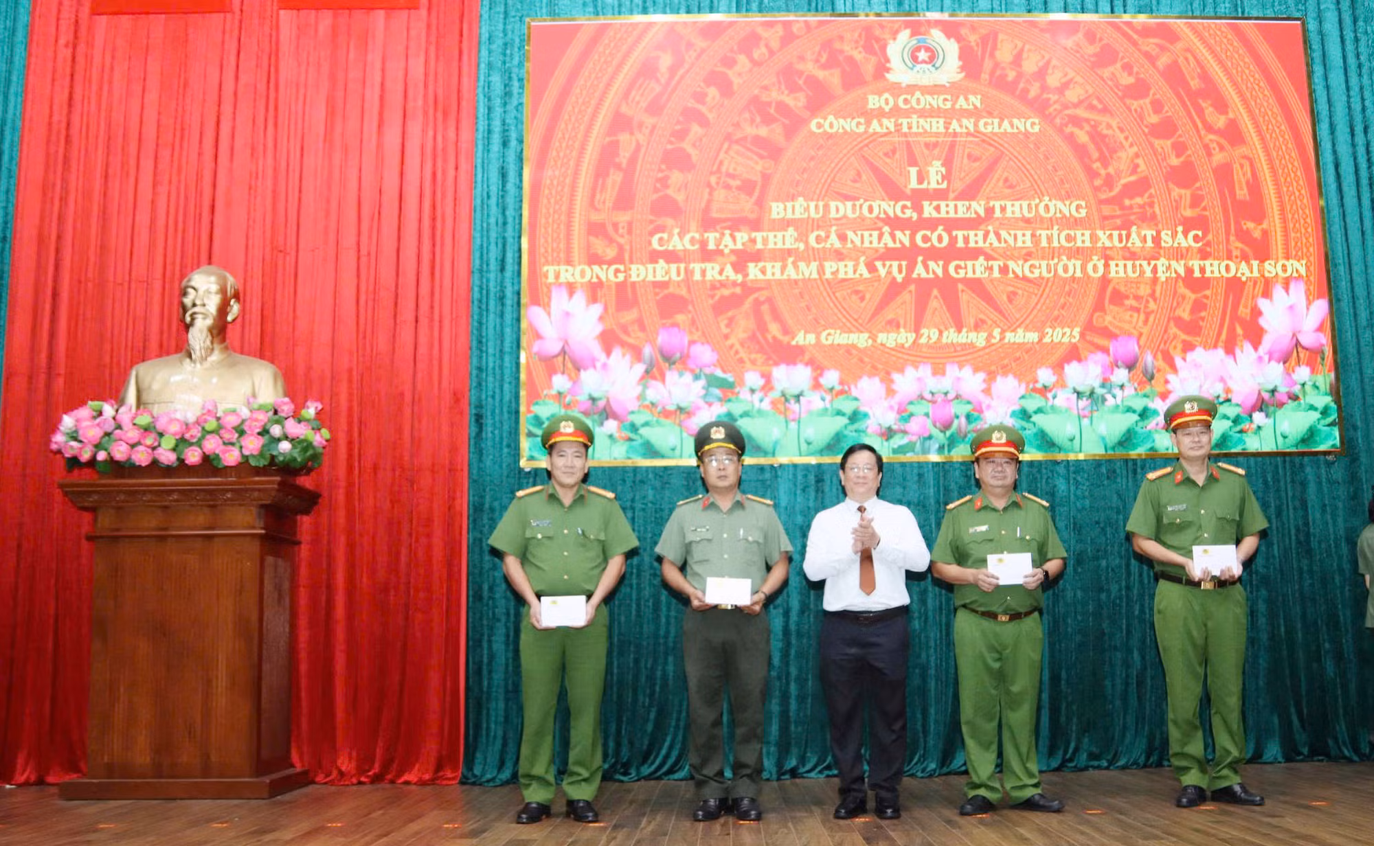 Khen thưởng các tập thể, cá nhân khám phá nhanh vụ án Phó Chủ tịch hội Nông dân xã bị sát hại -0