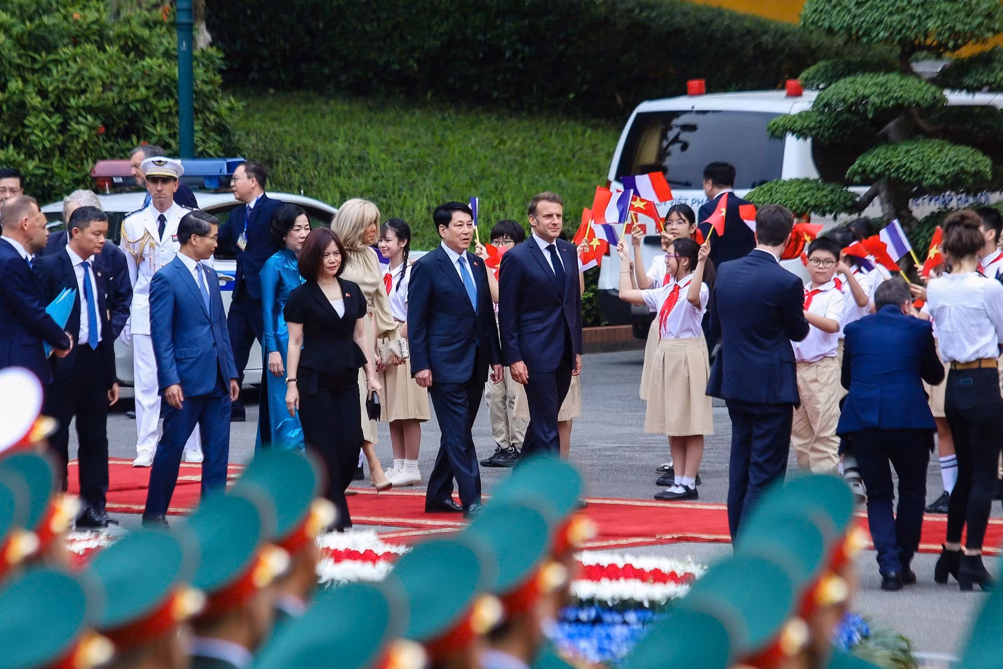 Lễ đón Tổng thống Pháp Emmanuel Macron thăm cấp nhà nước tới Việt Nam -1