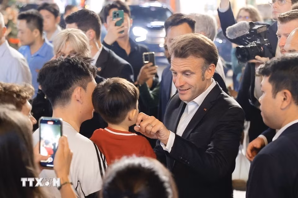Tổng thống Pháp Emmanuel Macron và phu nhân dạo phố cổ Hà Nội -3