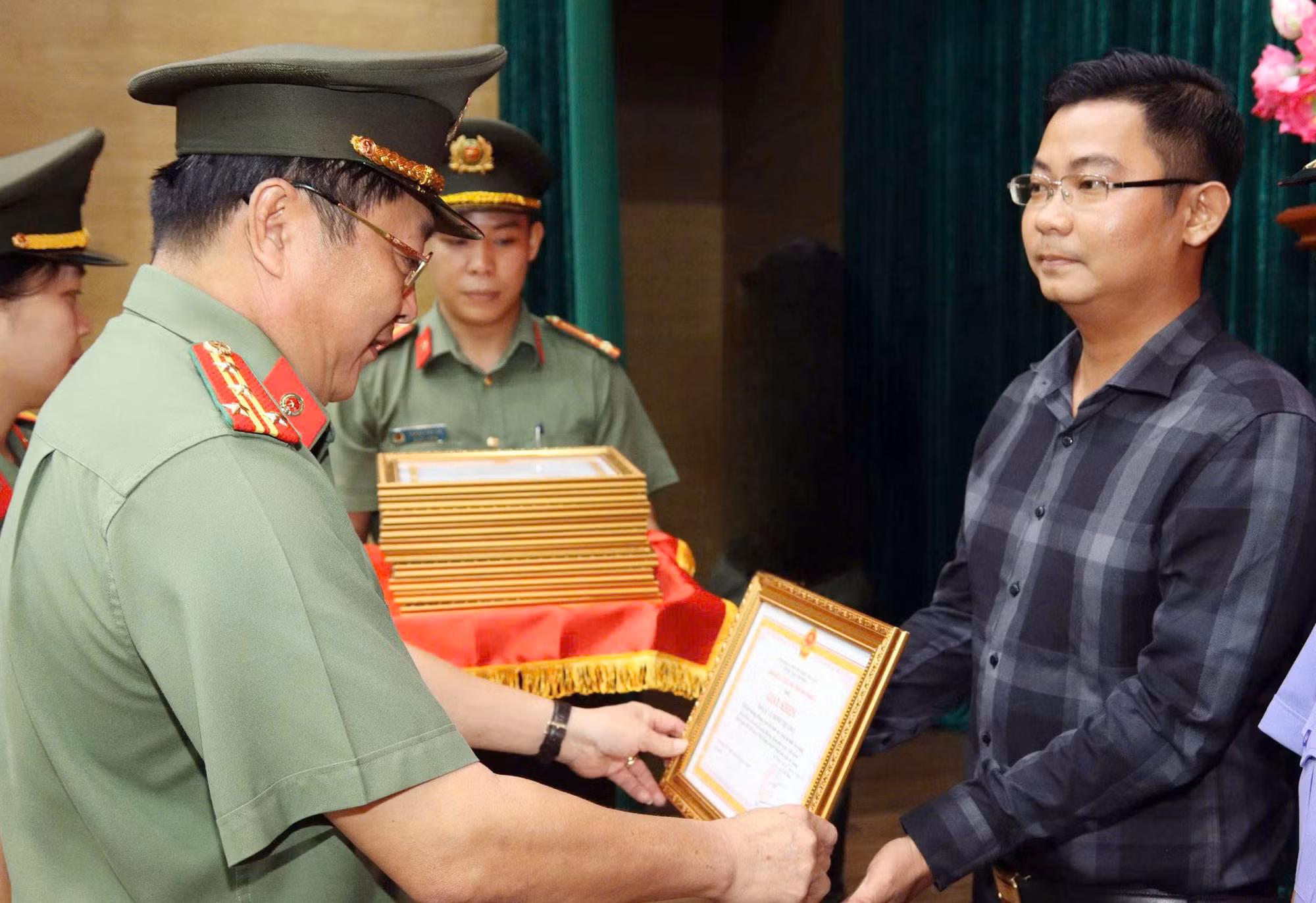 Khen thưởng các tập thể, cá nhân khám phá nhanh vụ án Phó Chủ tịch hội Nông dân xã bị sát hại -0