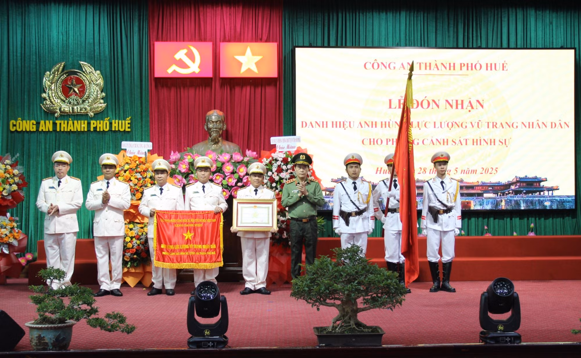 Phòng Cảnh sát hình sự Công an TP Huế đón nhận danh hiệu Anh hùng Lực lượng vũ trang nhân dân -0