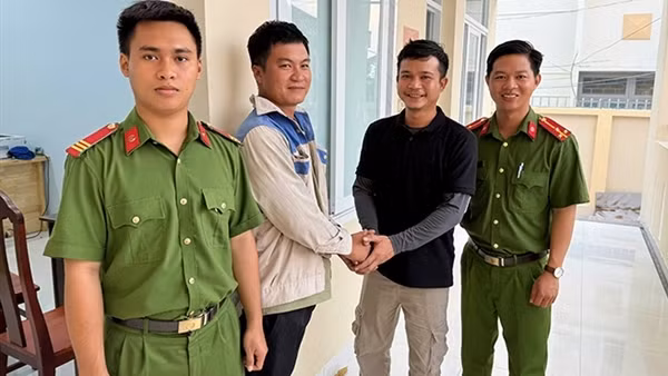 Công an Bình Thuận hỗ trợ người dân nhận lại tiền chuyển nhầm địa chỉ