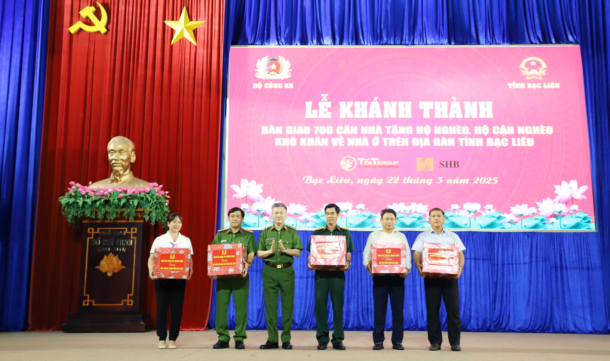 Bàn giao 700 căn nhà tặng các hộ gia đình khó khăn về nhà ở trên địa bàn tỉnh Bạc Liêu -1