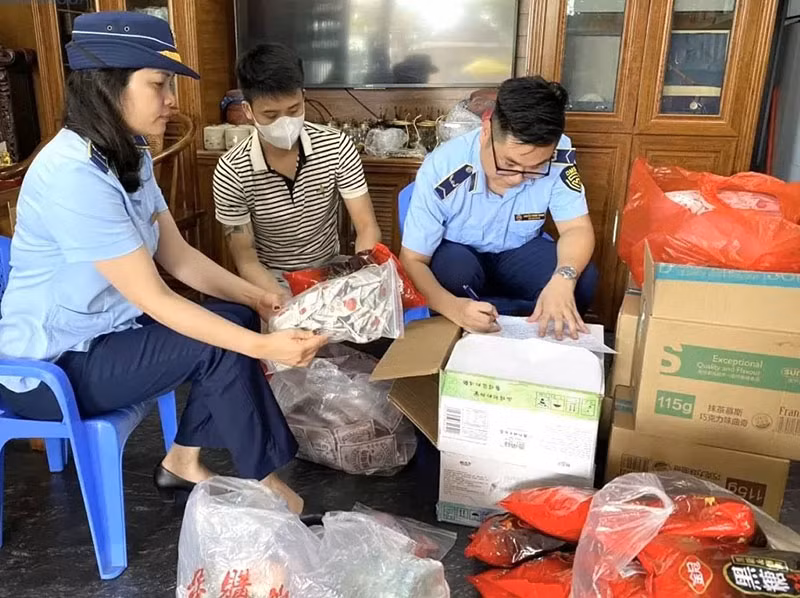 Lực lượng Quản lý thị trường “tổng lực” tấn công buôn lậu, hàng giả -0