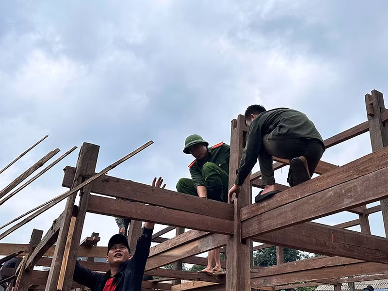 Công an tỉnh Bắc Kạn hỗ trợ nhân dân khắc phục hậu quả mưa lũ -0