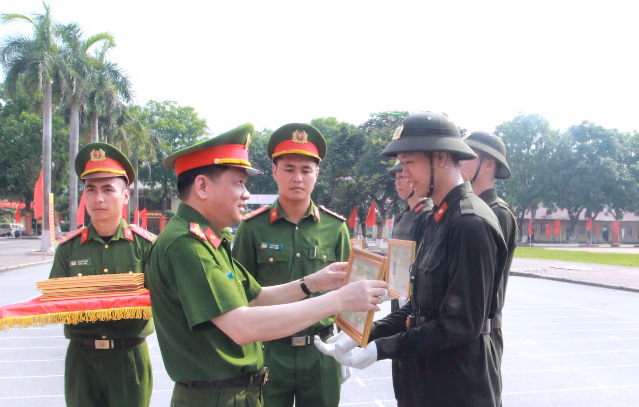 Hơn 17.000 chiến sĩ nghĩa vụ hoàn thành huấn luyện tại Bộ Tư lệnh Cảnh sát cơ động -0