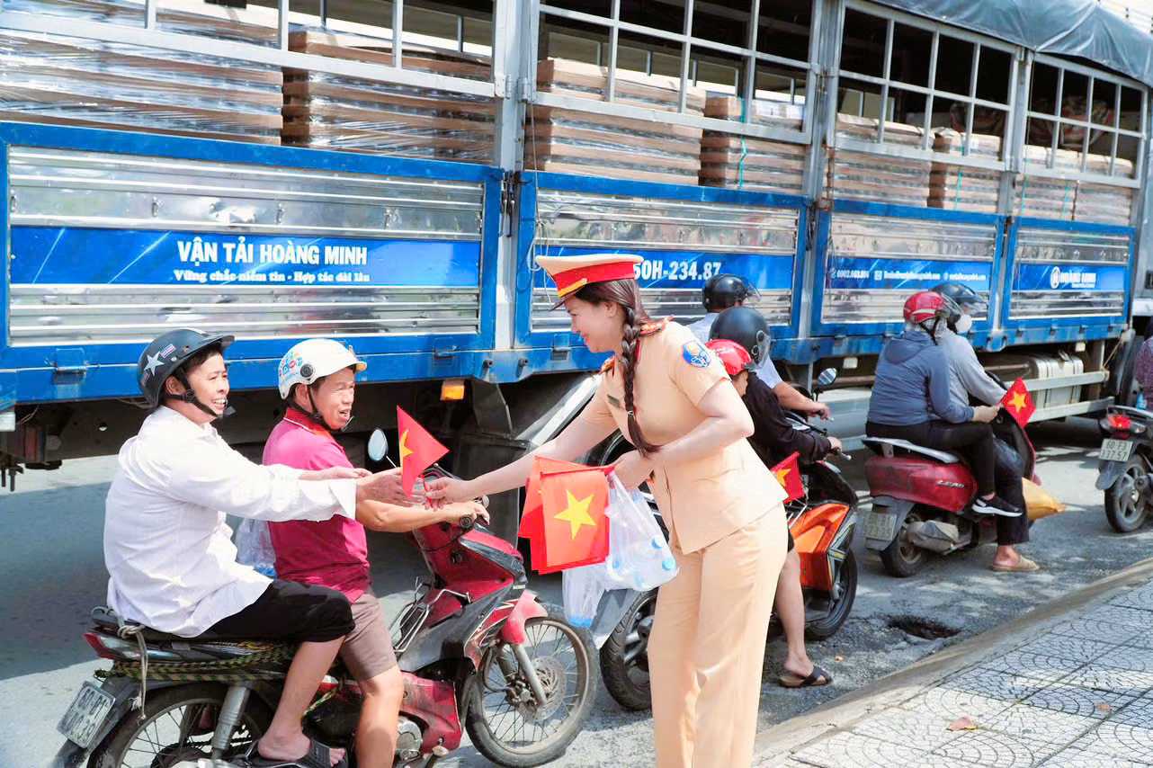 Công an Đồng Nai tặng nước uống và khăn lạnh cho người dân về quê nghỉ lễ 2/9. -0