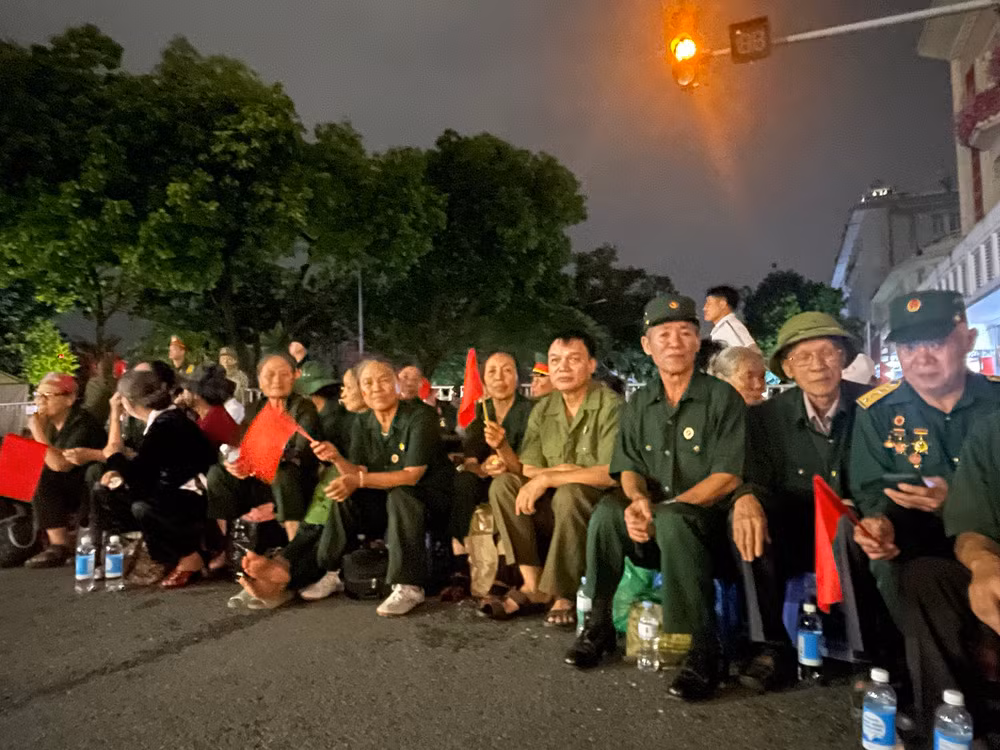Đoàn Cựu chiến binh từ Hưng Yên được bố trí vị trí ưu tiên xem lễ Tổng duyệt diễu binh, diễu hành ngay ngã tư Tràng Tiền-Đinh Tiên Hoàng.