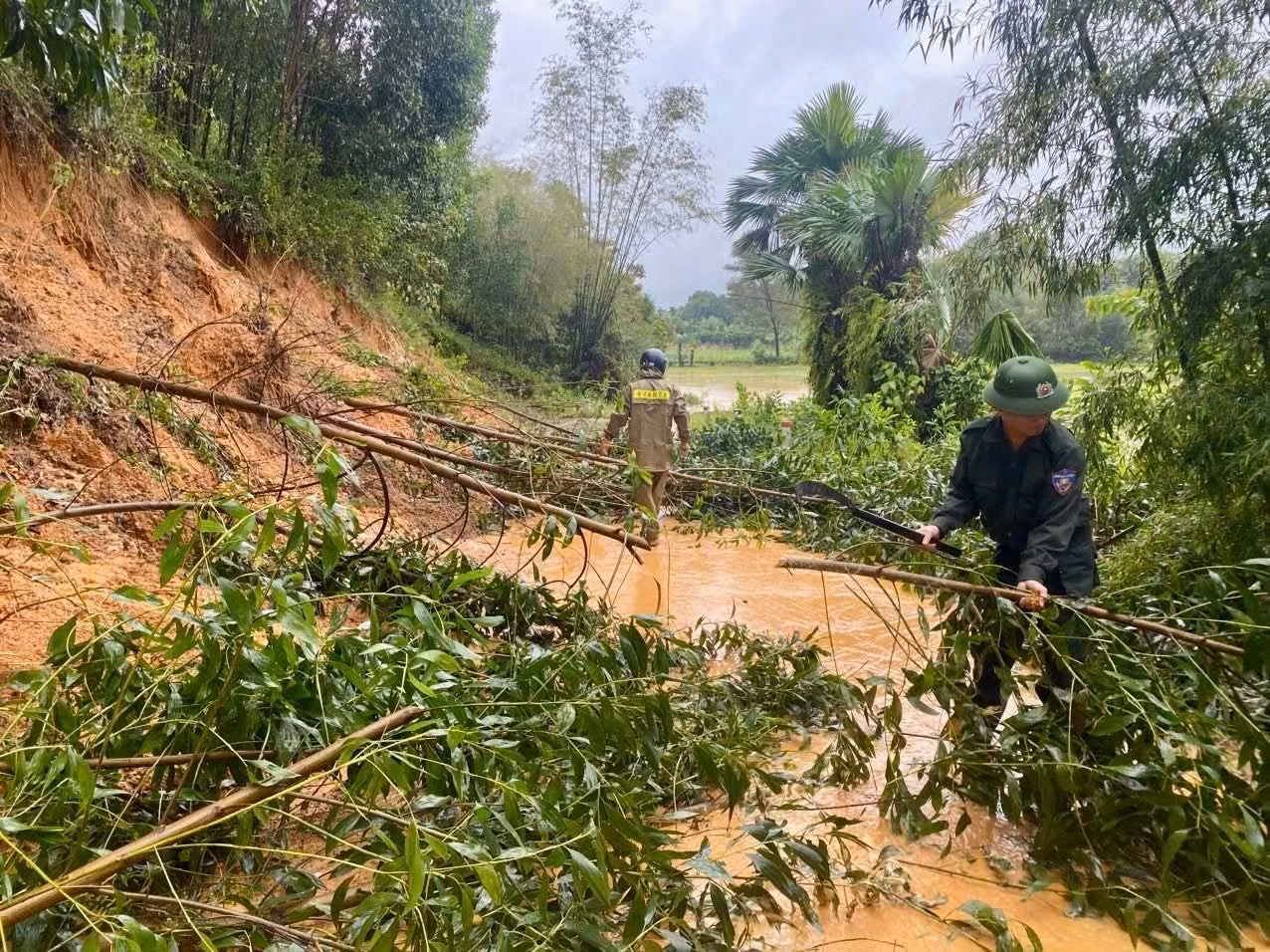 Sau bão, người dân xứ Nghệ lại gồng mình với lũ lụt -0