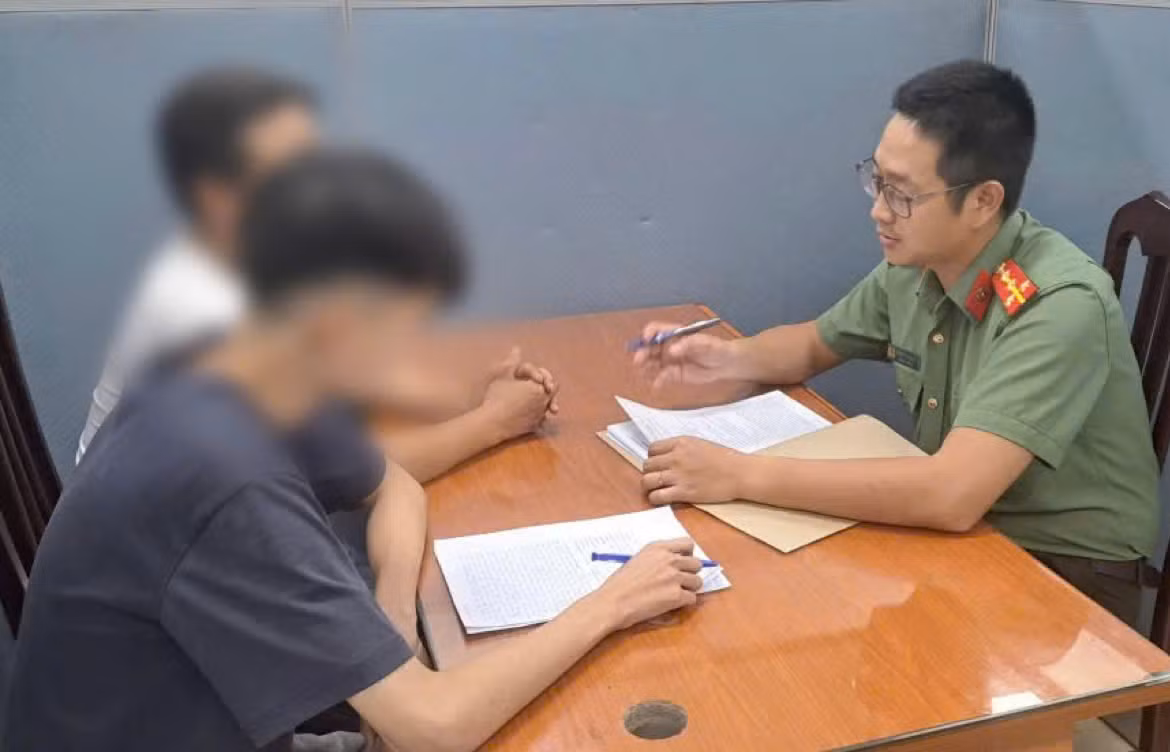Bắt đối tượng&nbsp;lừa đảo bán giấy mời xem diễu binh, diễu hành A80 -0