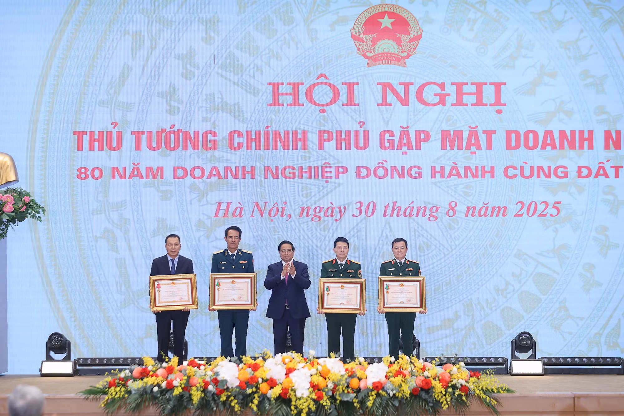 Tập đoàn Viettel đón nhận Huân chương Bảo vệ Tổ quốc hạng Nhất lần thứ hai -0