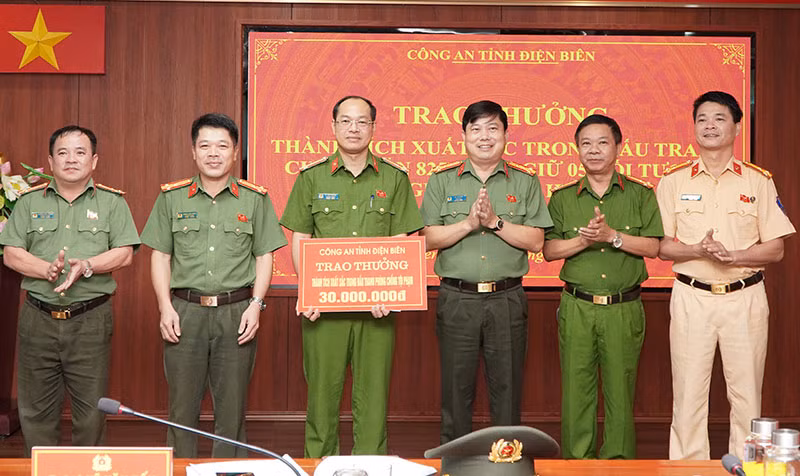 Khen thưởng các lực lượng phá chuyên án, thu 44 bánh heroin -0