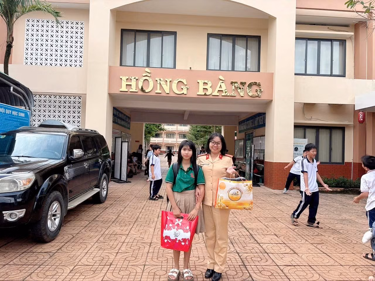 Công an Đồng Nai tặng nước uống và khăn lạnh cho người dân về quê nghỉ lễ 2/9. -0