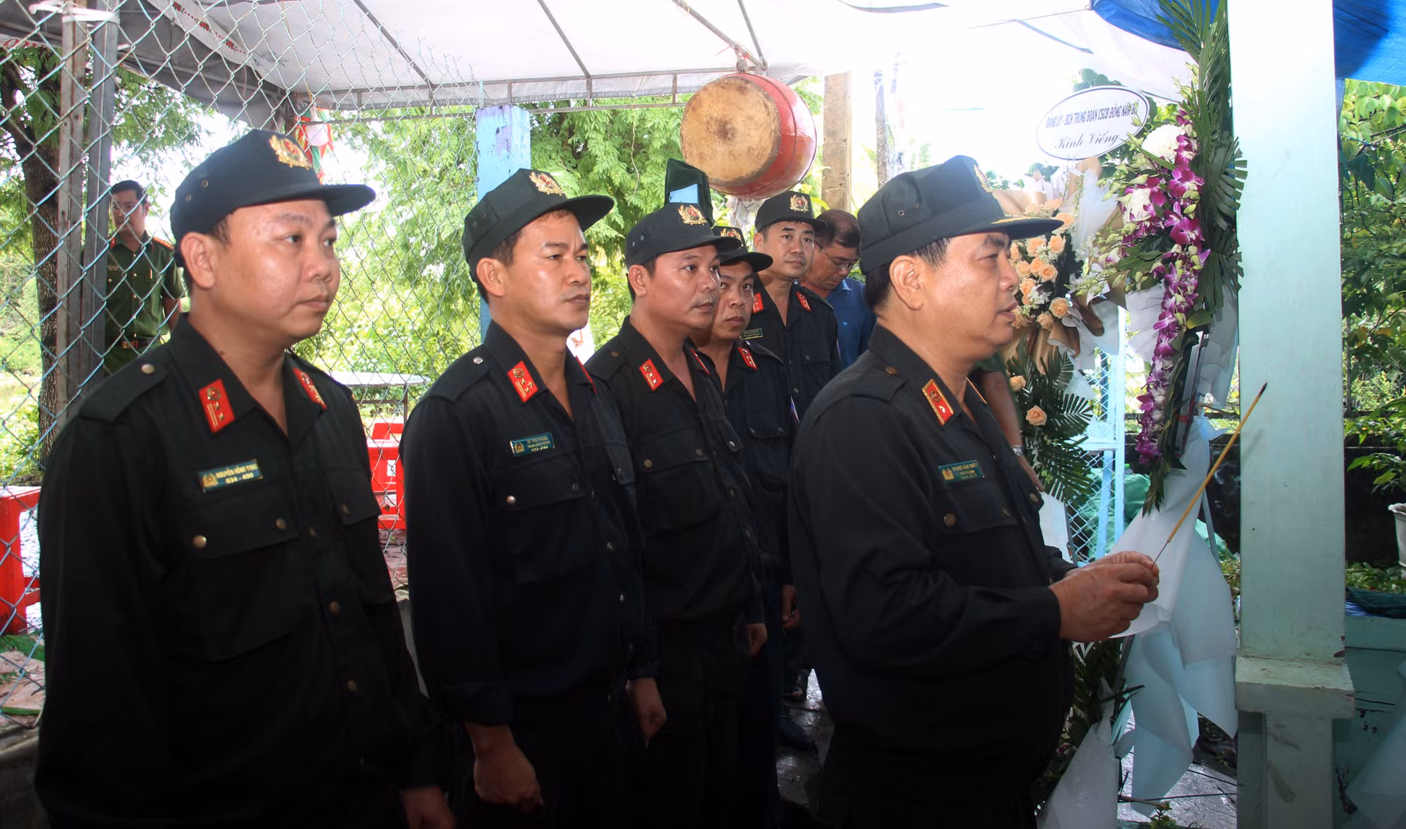 Lãnh đạo Bộ Tư lệnh CSCĐ viếng mẹ của chiến sĩ đang tham gia diễu binh, diễu hành tại A80 -0