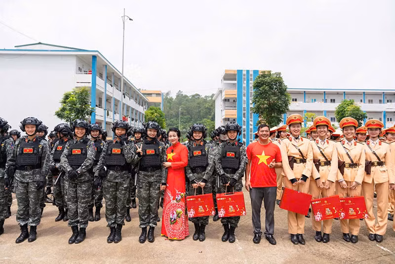 Yến Helen Khánh Hòa tri ân, đồng hành cùng các CBCS Công an thực hiện nhiệm vụ A80 -1