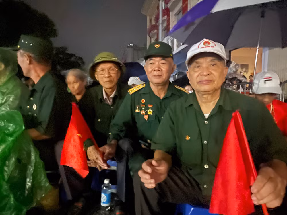 Cựu chiến binh Nguyễn Văn Thái (người ngồi thứ hai từ phải qua) cùng đồng đội bày tỏ sự xúc động được các lực lượng giữ gìn ANTT bố trí chỗ ngồi.