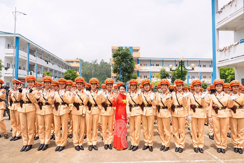 Yến Helen Khánh Hòa tri ân, đồng hành cùng các CBCS Công an thực hiện nhiệm vụ A80 -0